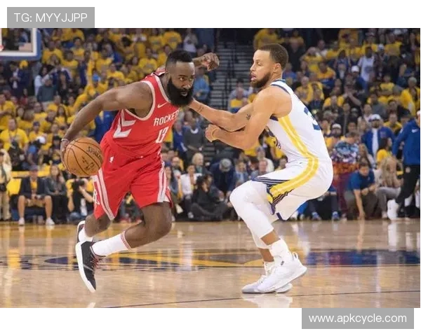 哈登靠挡拆制造错位，较库里更倚重单打拉开空间